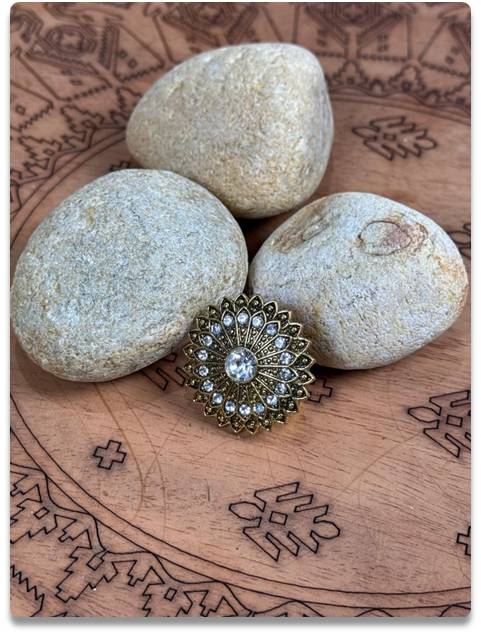 Vintage-Inspired Flower Statement Ring with Rhinestones